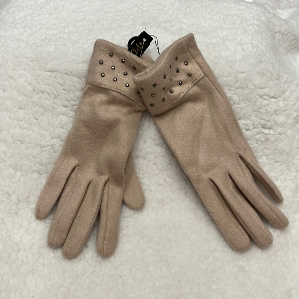 Gloves soft tan colored. New sz medium